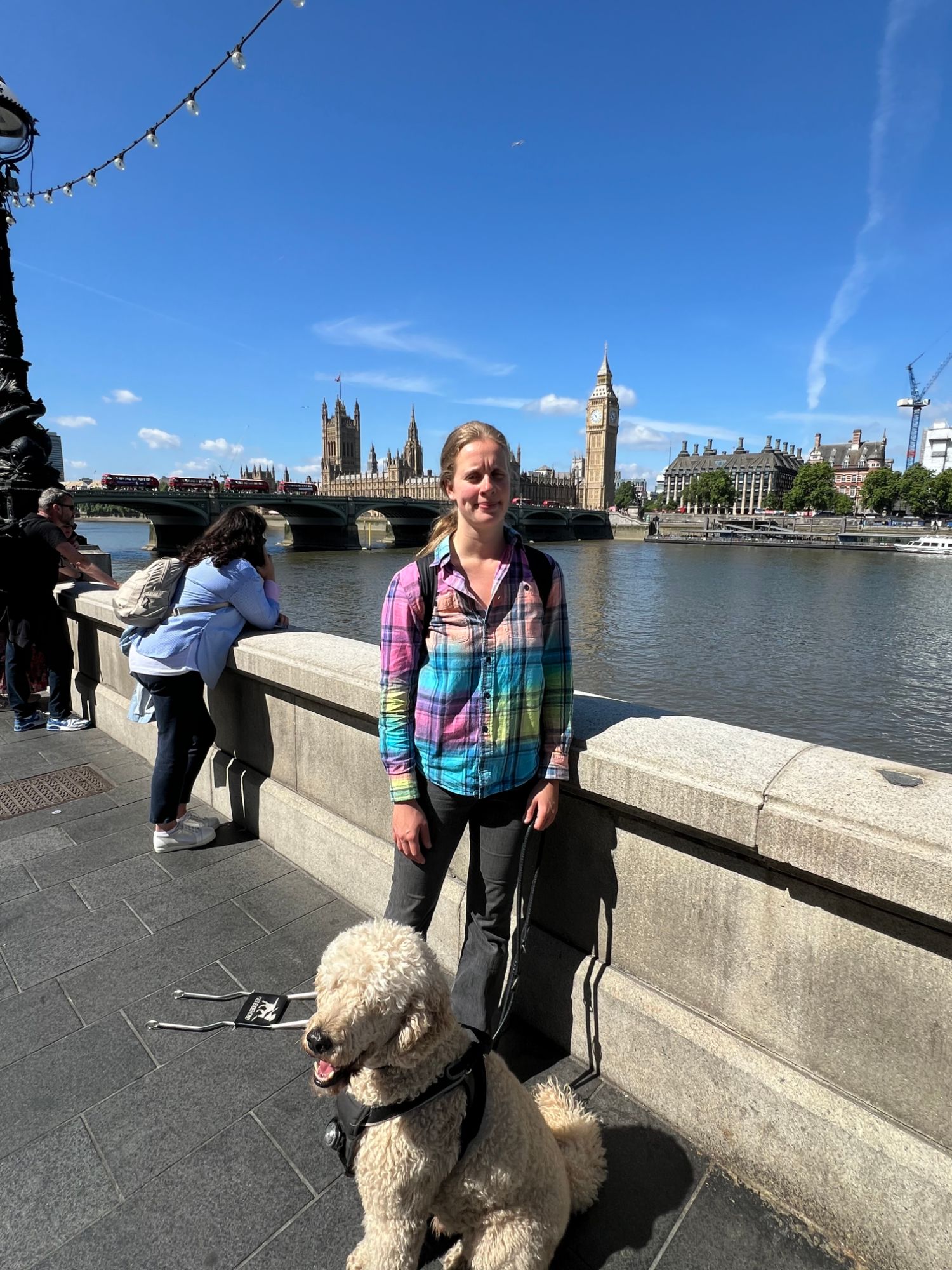 Carolien met hulphond in opleiding, op reis in Londen